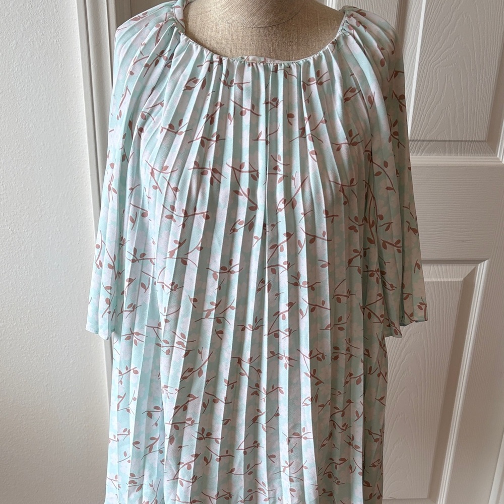 Alfani cute woman’s top. SizeXL mint green & tan print.